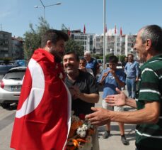 Dünya şampiyonu güreşçi Ali Cengiz, memleketi Akhisar'da davul zurnayla karşılandı