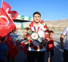 Dünya şampiyonu işitme engelli milli güreşçi Ahmet Talha Kacur, Niğde'de coşkuyla karşılandı