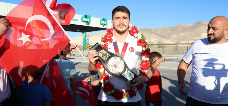 Dünya şampiyonu işitme engelli milli güreşçi Ahmet Talha Kacur, Niğde'de coşkuyla karşılandı
