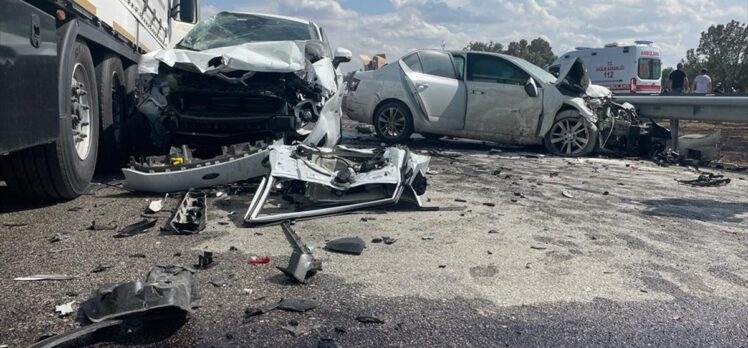 Edirne'de 12 aracın karıştığı zincirleme trafik kazasında 1 kişi öldü, 36 kişi yaralandı