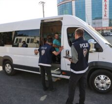 Edirne'de düzensiz göçmenleri taşıyan panelvan, polisten kaçarken cami bahçesine düştü
