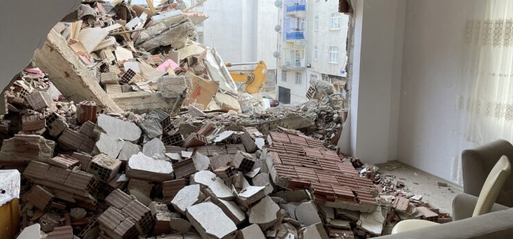Elazığ'da yıkım esnasında çöken ağır hasarlı bina bitişikteki apartmana zarar verdi