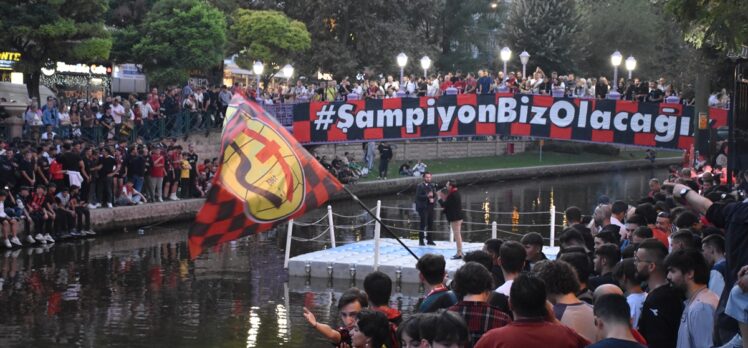 Eskişehirspor'un kuruluş yıl dönümünde meşaleli kutlama