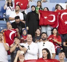 EURO 2008'deki Türkiye-İsviçre maçının oyuncuları, depremzedeler yararına sahaya çıktı