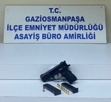 Gaziosmanpaşa'da yoldan geçenlere silah doğrultan 2 zanlı yakalandı