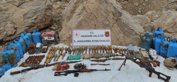 Hakkari'de teröristlerin kullandığı mağaralarda silah ve mühimmat ele geçirildi