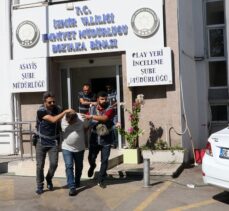 Hatay'da enkazdan çıkarılan otomobille İzmir'de gasbedilen otomobilin plakasını değiştiren 5 şüpheli yakalandı