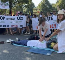 Hollanda'da yolu kapatarak eylem yapan yaklaşık 2 bin çevreci aktivist gözaltına alındı