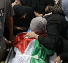 İsrail güçlerinin Batı Şeria'da öldürdüğü Filistinli gencin cenazesi toprağa verildi