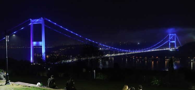 İstanbul'daki iki köprü Dünya Denizcilik Günü için ışıklandırıldı
