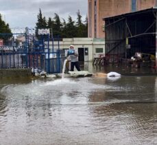 GÜNCELLEME 2 – İstanbul'un bazı bölgelerinde sağanak su baskınlarına neden oldu