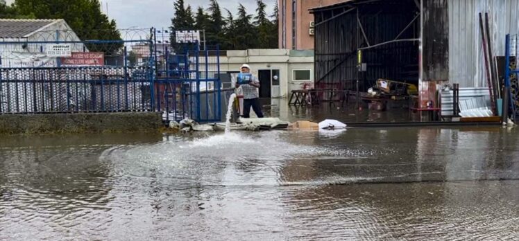 GÜNCELLEME 2 – İstanbul'un bazı bölgelerinde sağanak su baskınlarına neden oldu