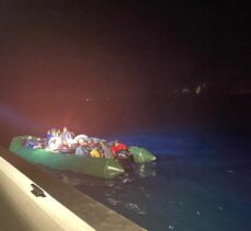 İzmir açıklarında 103 düzensiz göçmen kurtarıldı, 135 göçmen yakalandı