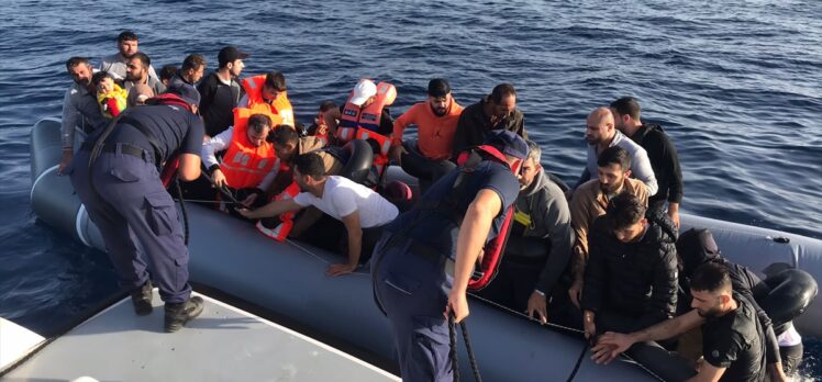 İzmir açıklarında 142 düzensiz göçmen kurtarıldı