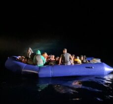 İzmir açıklarında 42 düzensiz göçmen kurtarıldı, 20 göçmen ile 3 kaçakçı yakalandı