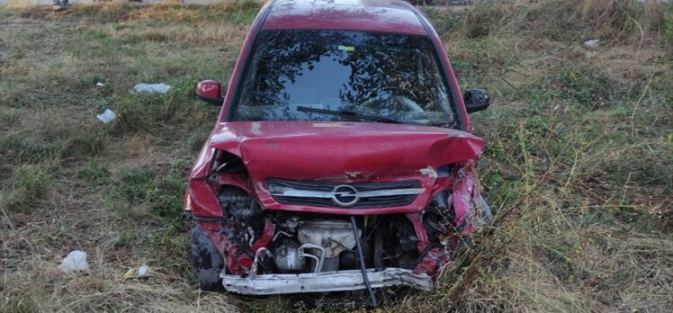 Karabük'te şarampole devrilen otomobildeki 2 kişi yaralandı