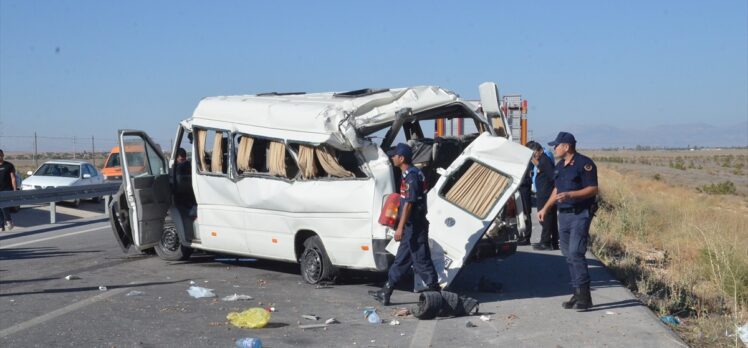 Karaman'da minibüsün devrilmesi sonucu 1 kişi öldü, 10 kişi yaralandı