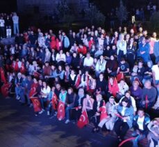 Kars'ta vatandaşlar, Türkiye-Sırbistan final maçını Kars Kalesi eteklerinde izledi
