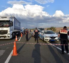 Kırıkkale'de vinç ile otomobilin çarpıştığı kazada 2 kişi öldü, 1 kişi yaralandı