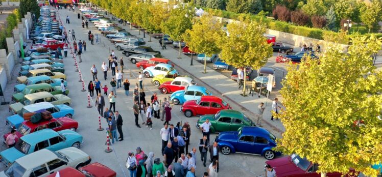 Klasik otomobil tutkunları Konya'da buluştu