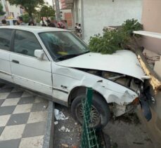 Kocaeli'de balkon duvarına çarpan otomobildeki 2 kişi yaralandı