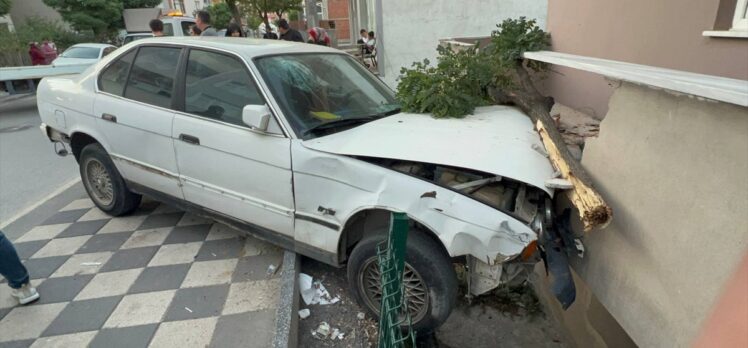 Kocaeli'de balkon duvarına çarpan otomobildeki 2 kişi yaralandı