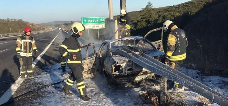 Kuzey Marmara Otoyolu'nda bariyere çarparak yanan otomobildeki 3 kişi yaralandı