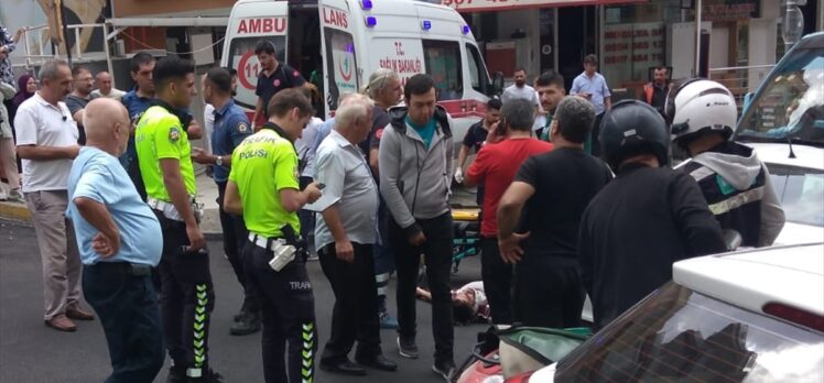 Maltepe'de otomobille minibüsün çarpıştığı kazada 3 kişi yaralandı
