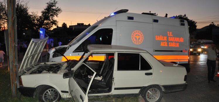 Mersin'de ambulans ve otomobilin çarpışması sonucu 4 kişi yaralandı