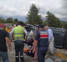 Mersin'de devrilen hafif ticari araçtaki 5 kişi yaralandı