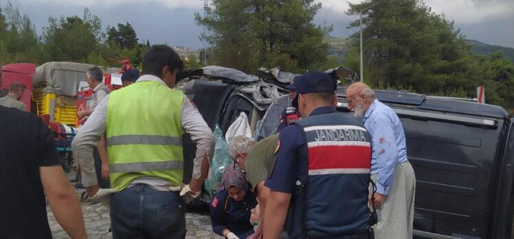 Mersin'de devrilen hafif ticari araçtaki 5 kişi yaralandı