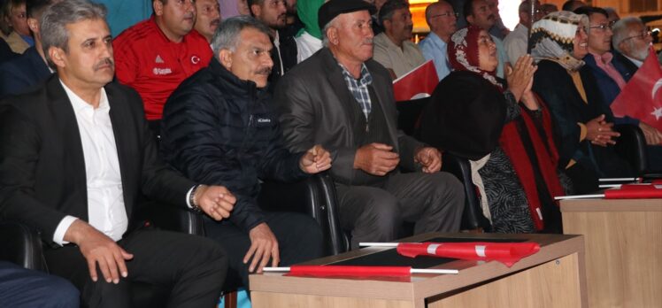 Milli güreşçi Rıza Kayaalp'in final maçını hemşehrileri dev ekrandan izledi