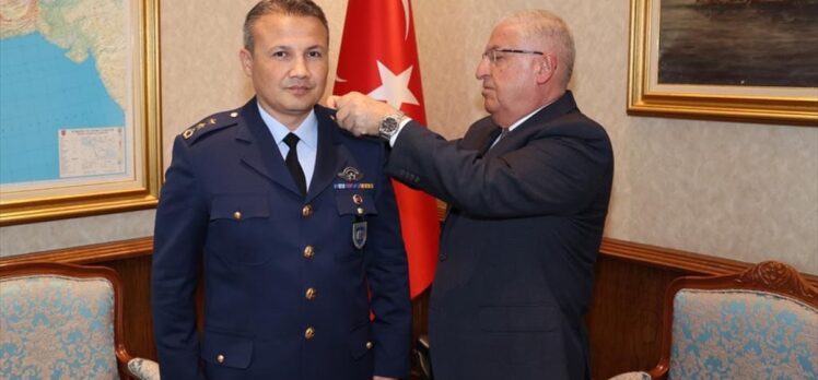 Milli Savunma Bakanı Güler, uzaya gidecek ilk Türk pilot Gezeravcı'ya yeni rütbesini taktı