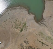Muğla'daki Ula Göleti'nde su seviyesinin düşmesiyle adacıklar oluştu
