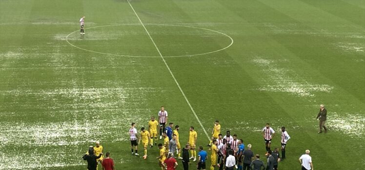 Samsunspor-İstanbulspor maçı sağanak yağış nedeniyle durdu