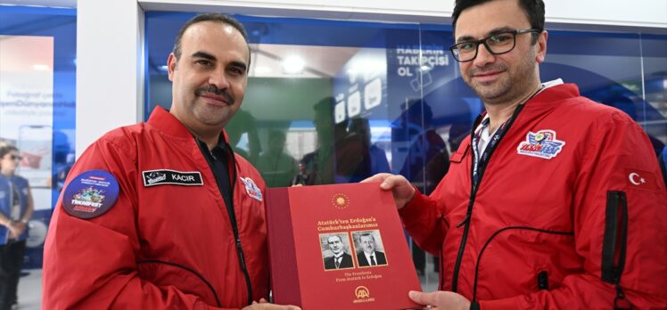 Sanayi ve Teknoloji Bakanı Kacır, AA'nın TEKNOFEST'teki haber merkezini ziyaret etti:
