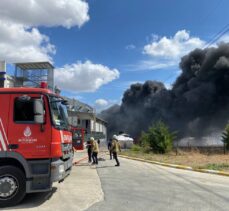 Silivri'de fabrikada çıkan yangına ekipler müdahale ediyor