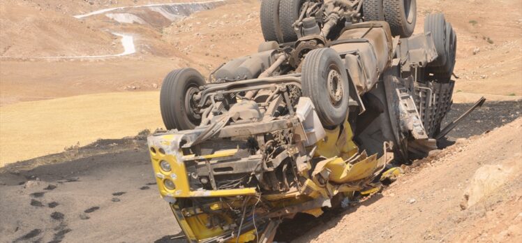 Şırnak'ta şarampole devrilen kömür yüklü tırın sürücüsü yaralandı