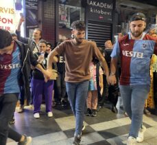 Trabzonspor taraftarları takımlarının galibiyetini horon ve kol bastı oynayarak kutladı