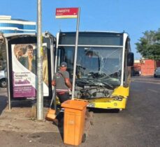 Ümraniye'de durağa çarpan İETT otobüsünde maddi hasar oluştu