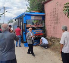 Adana'da evin duvarına çarpan halk otobüsündeki 8 kişi yaralandı