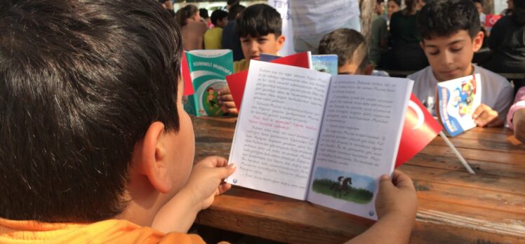 Adana'da polis, öğrencilerle kitap okudu