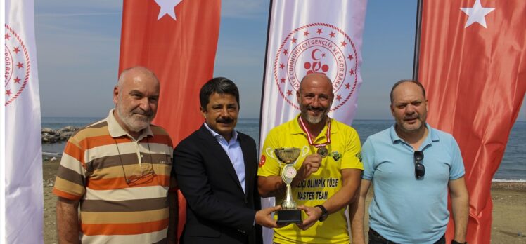 Adana'dan İskenderun'a 14 saat 58 dakikada yüzen Alper Gezmiş'e ödül verildi
