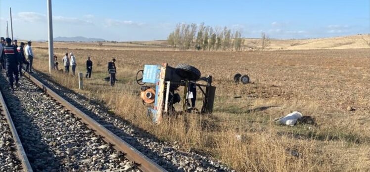 Afyonkarahisar'da hemzemin geçitte trenin çarptığı tarım aracı sürücüsü öldü
