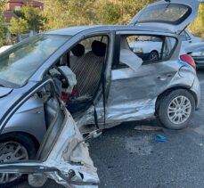 Afyonkarahisar'da kamyonet ile otomobilin çarpıştığı kazada 1 kişi öldü, 4 kişi yaralandı