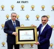 AK Parti Genel Başkanlığına yeniden seçilen Cumhurbaşkanı Erdoğan'a mazbatası takdim edildi