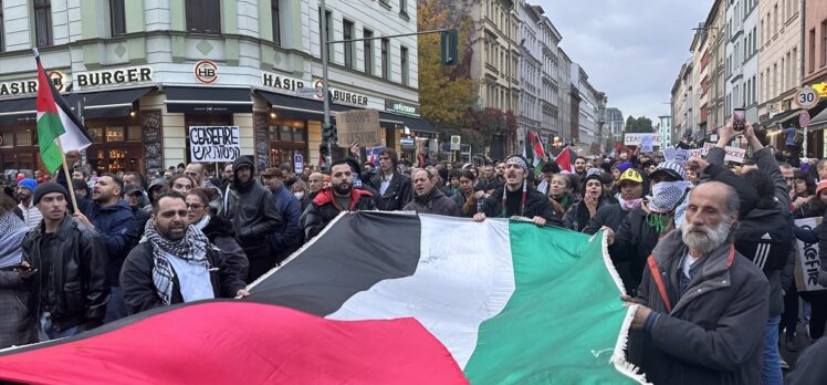 Almanya'da binlerce kişi, Filistin ile dayanışma için yürüdü