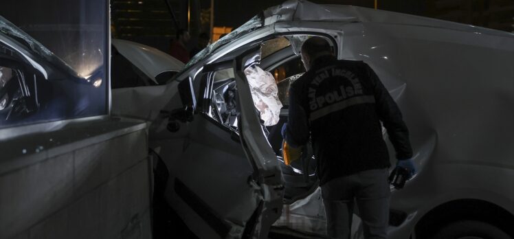 Ankara'da üst geçidin ayağına çarpan araçtaki 2 kişi öldü