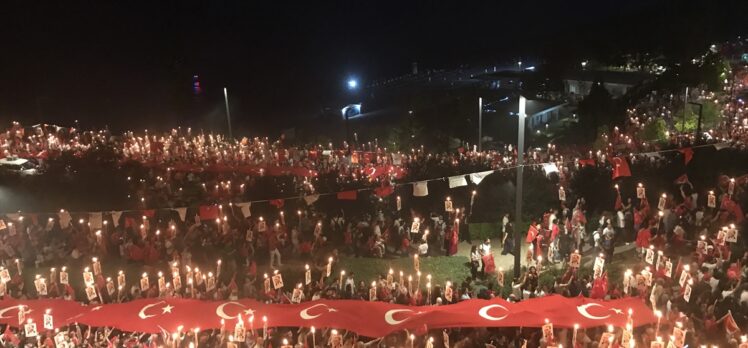 Antalya'da 400 metrelik Türk bayrağı ile fener alayı düzenlendi