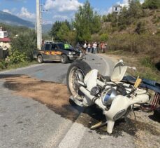 Antalya'da kamyonet ile motosikletin çarpıştığı kazada 1 kişi öldü, 1 kişi yaralandı